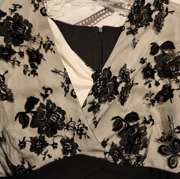 Scarlett Nite Woman black lace dress - Picture 4 of 4